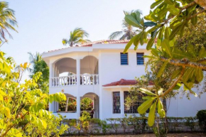 Sand and Shells Beach House- 4 Bedroom with a pool